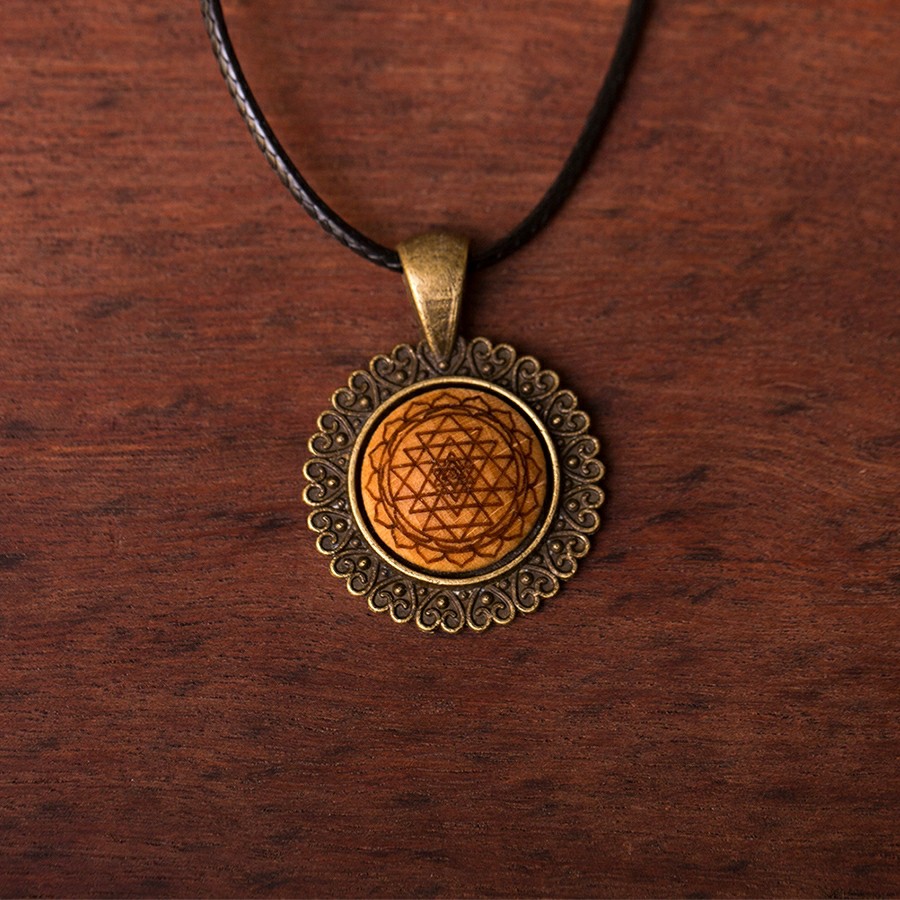 Sri Yantra Kette Epoxidschmuck mit Naturholz