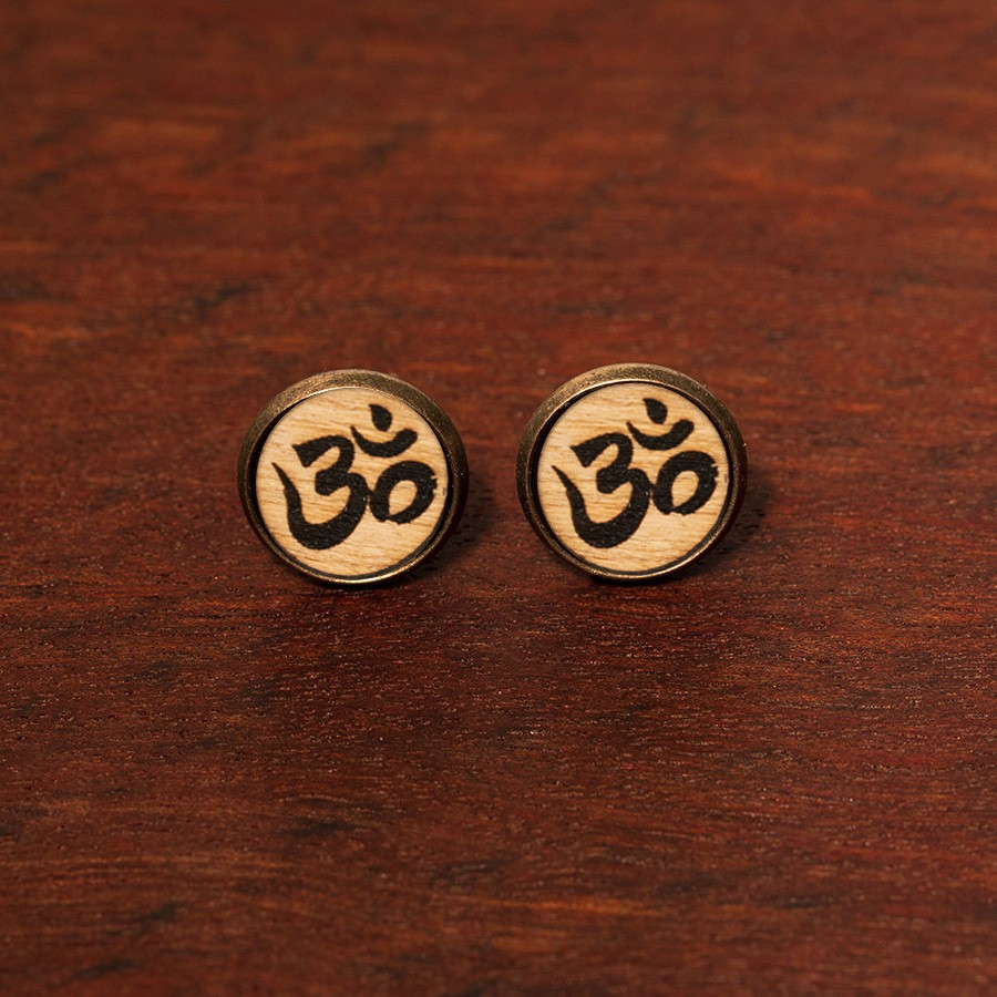 Om Ohrstecker Epoxidschmuck mit Naturholz