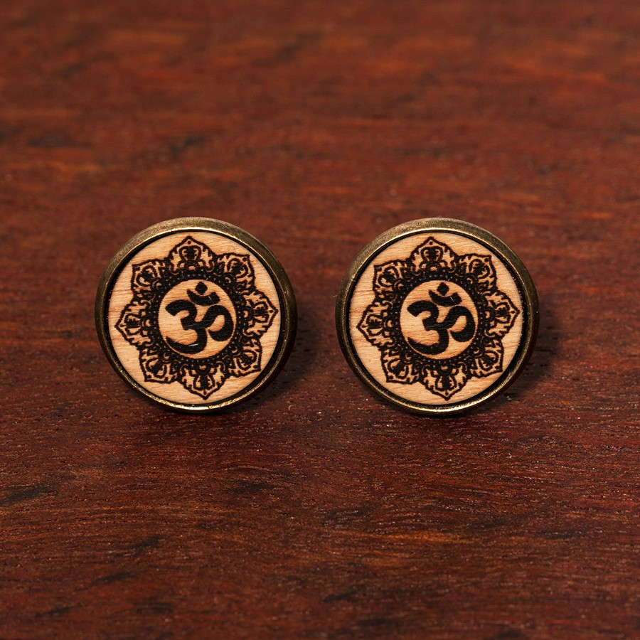 Om Flower Ohrstecker Epoxidschmuck mit Naturholz
