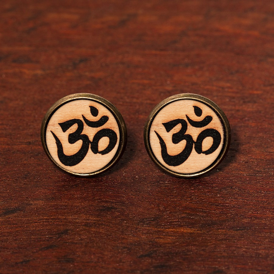 Om Ohrstecker Epoxidschmuck mit Naturholz