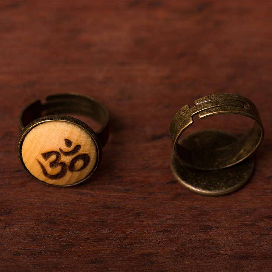 Om Ring Epoxidschmuck mit Naturholz