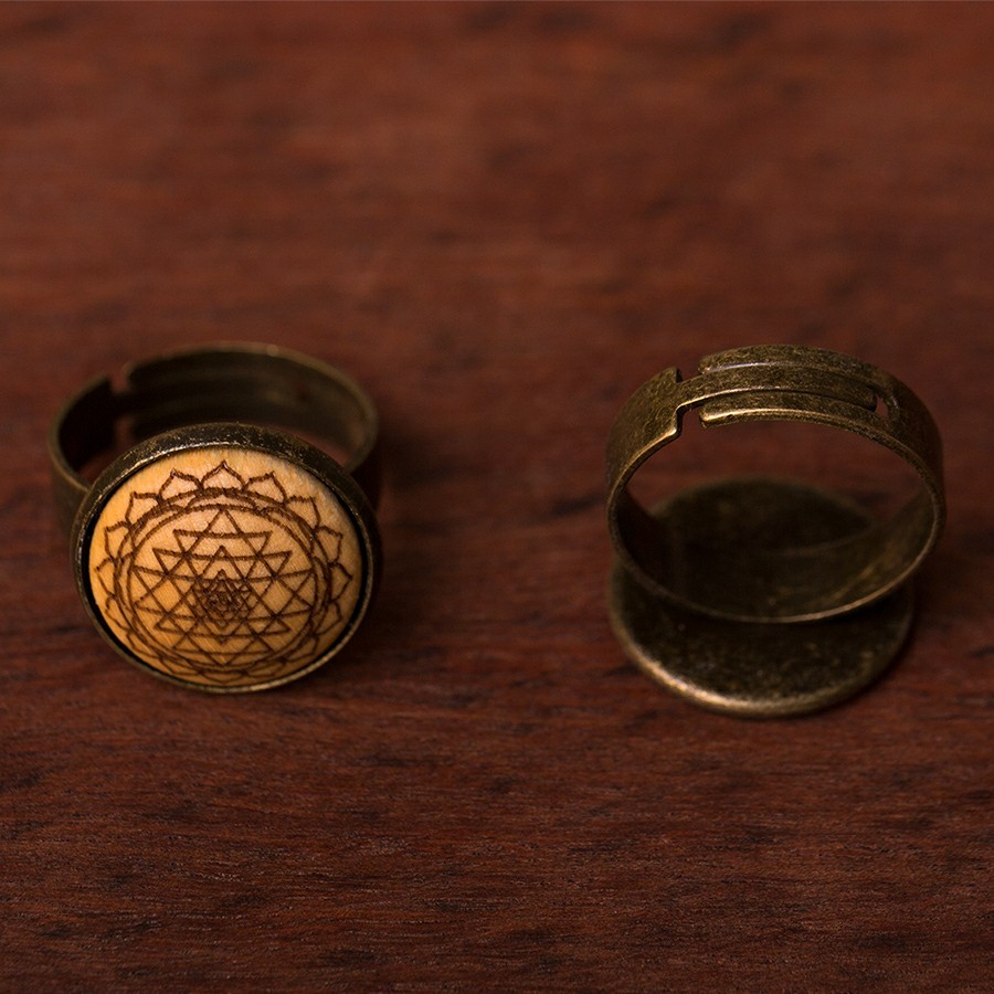 Sri Yantra Ring Epoxidschmuck mit Naturholz