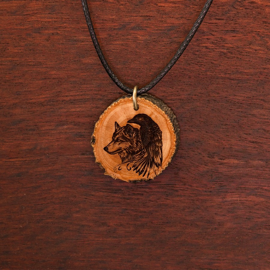Wolf und Rabe Kette Epoxidschmuck mit Naturholz