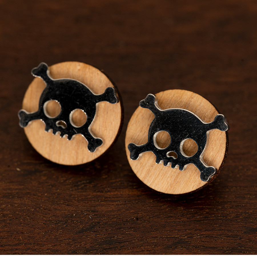 Totenkopf Ohrstecker Epoxidschmuck mit Naturholz