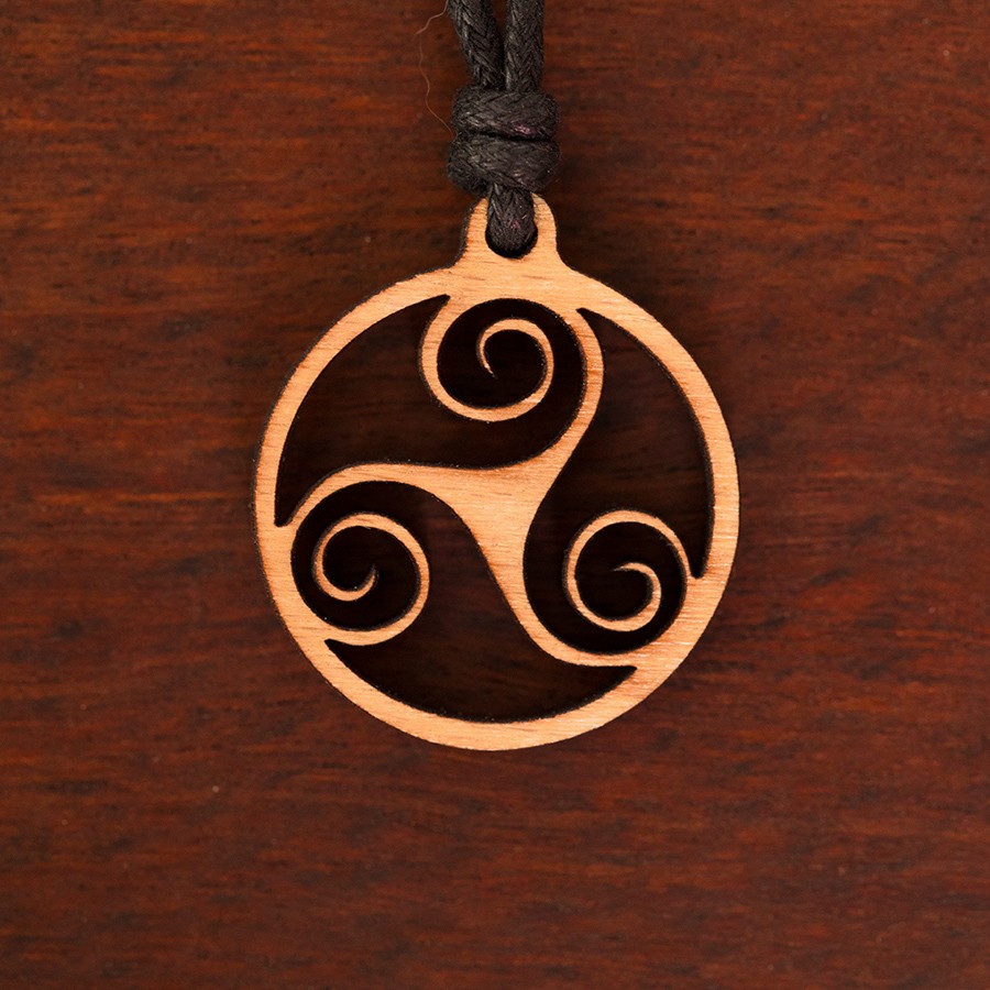 Triskele Buche Kette Epoxidschmuck mit Naturholz